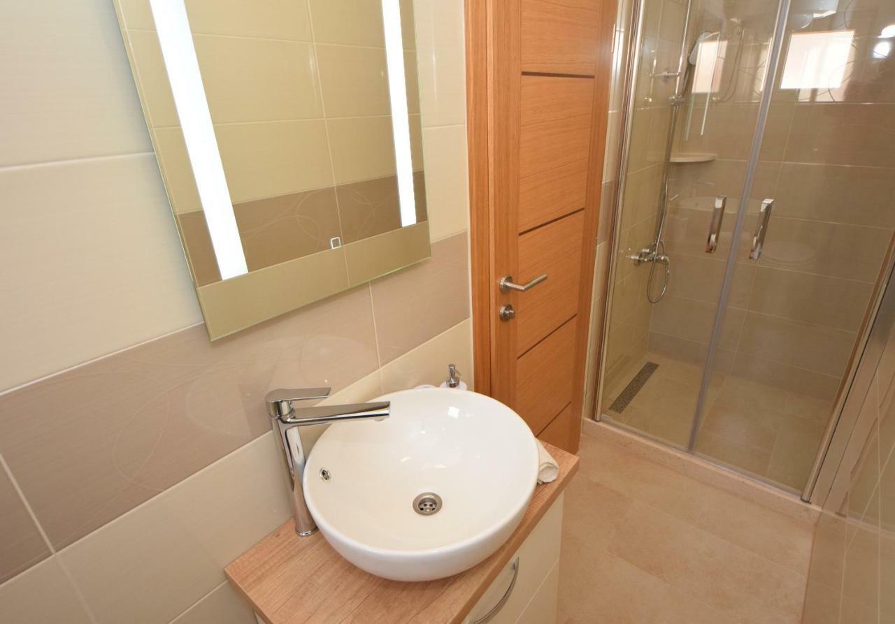 Luxury Penthouse With Jacuzzi In 오레비츠 외부 사진