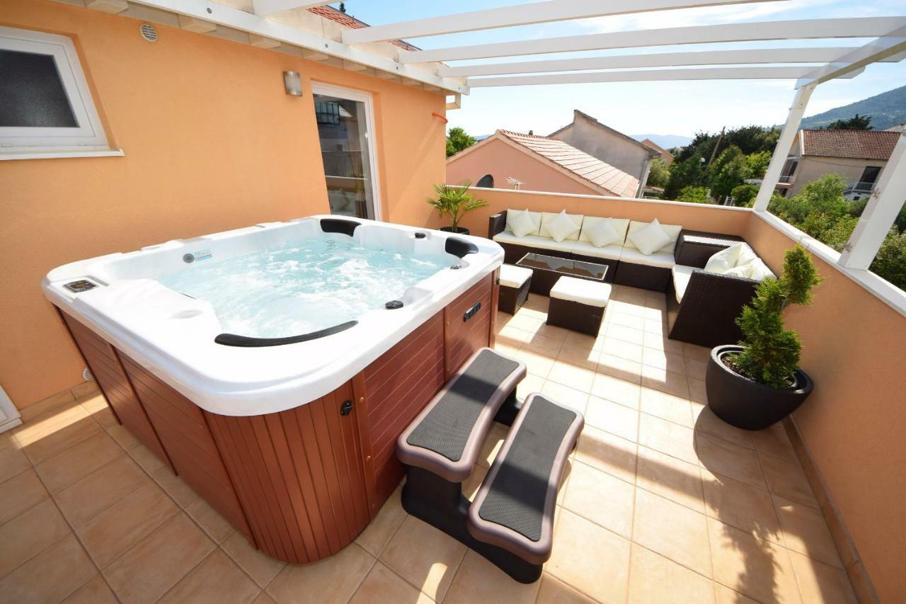 Luxury Penthouse With Jacuzzi In 오레비츠 외부 사진