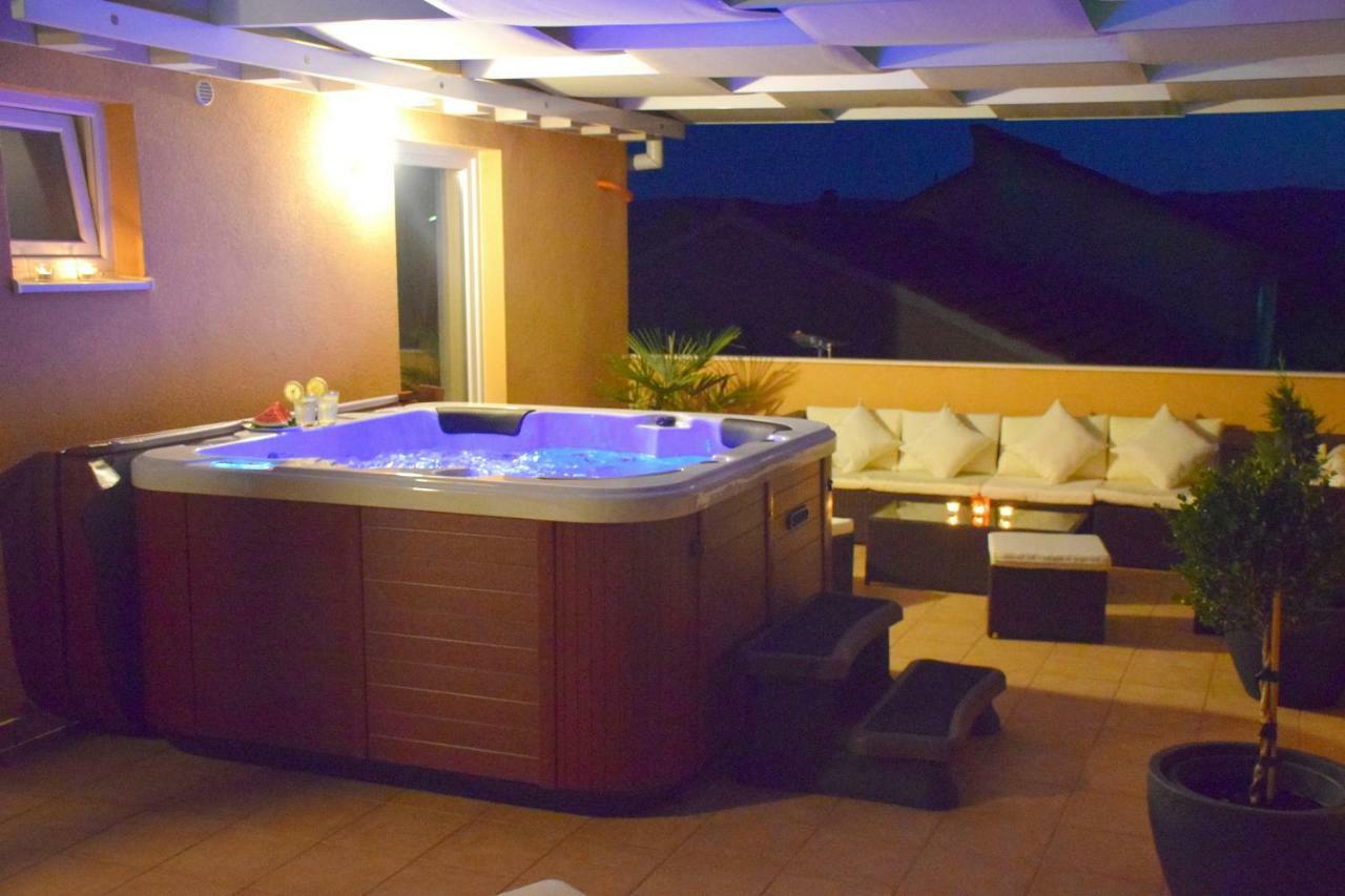 Luxury Penthouse With Jacuzzi In 오레비츠 외부 사진